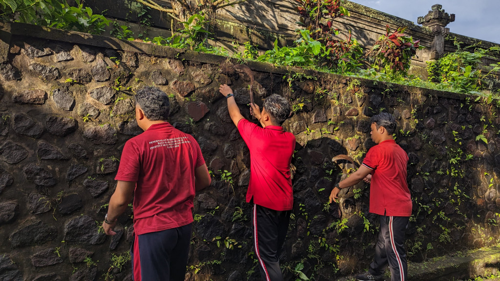 Gotong Royong Bersama di Banjar Banjaran dalam Rangka Bulan Bhakti Gotong Royong Masyarakat XXI